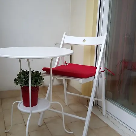 - T2 Old Town - 200m Apartament